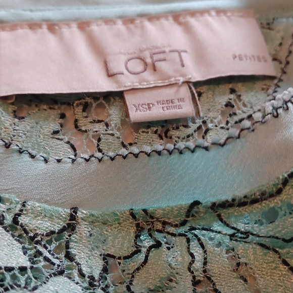 Ann Taylor Loft green floral lace shell blouse (xs petite) - Picture 3 of 3